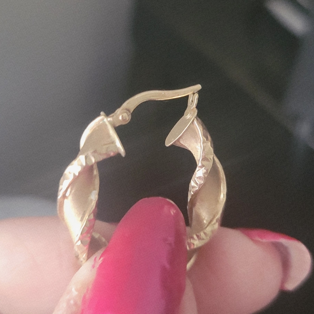 10k Gold Twistwd Hoop Earring